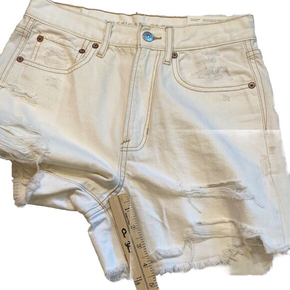 American Eagle Shorts Womens 2 White 90s Boyfriend Cut Off  Distressed Raw Hem - Picture 8 of 8